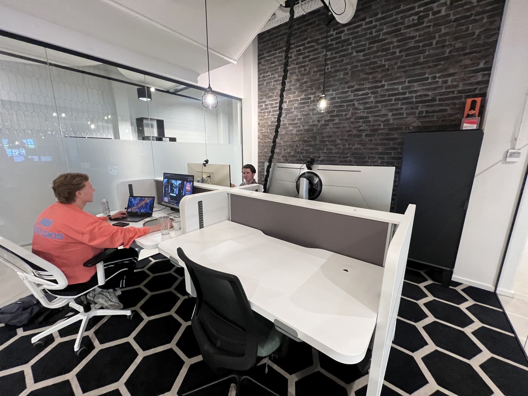 Het SiteJob-team aan het werk in het kantoor