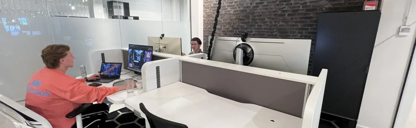 De werkplek bij SiteJob met bureaus, schermen en collega’s.